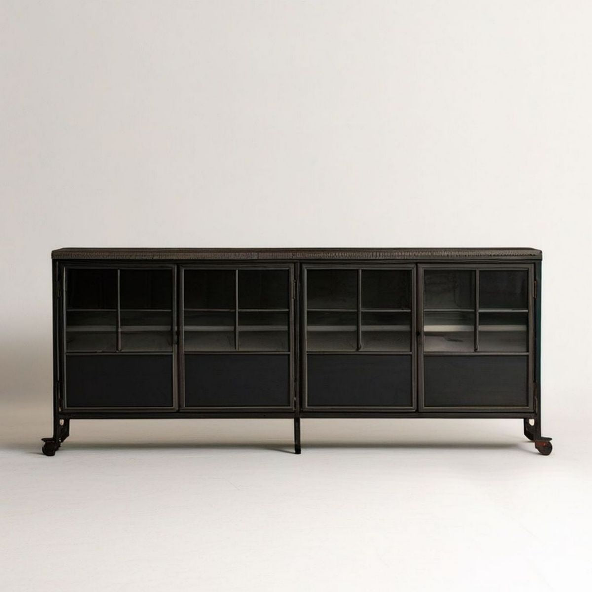 Czarna metalowa witryna industrialna ze szkłem hartowanym 200 x 45 x 90 cm